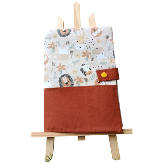 Protège carnet de santé personnalisable jungle marron Les p'tites cousettes d'Ophélie