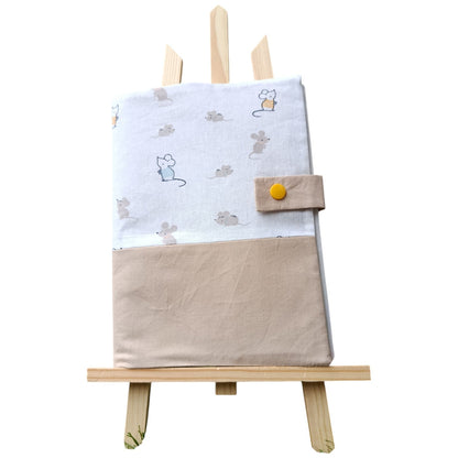 Protège carnet de santé personnalisable souris beige Les p'tites cousettes d'Ophélie