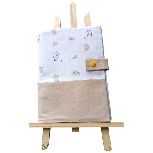 Protège carnet de santé personnalisable souris beige Les p'tites cousettes d'Ophélie