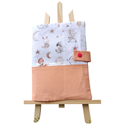 Protège carnet de santé personnalisable lune animaux rose Les p'tites cousettes d'Ophélie