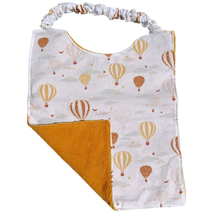 Bavoir maternelle personnalisable Montgolfière marron Les p'tites cousettes d'Ophélie
