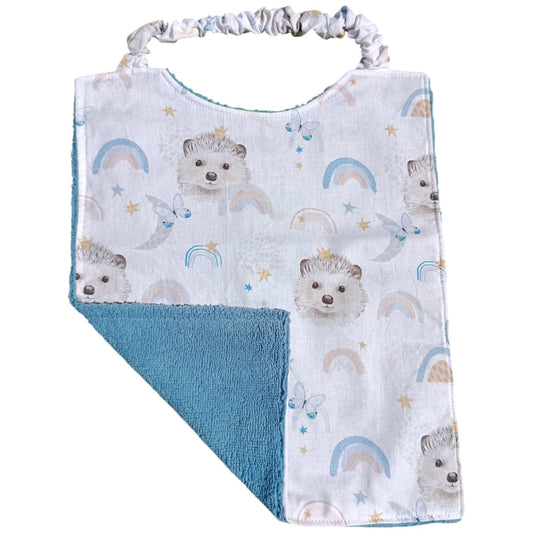 Bavoir maternelle personnalisable hérissons bleu Les p'tites cousettes d'Ophélie