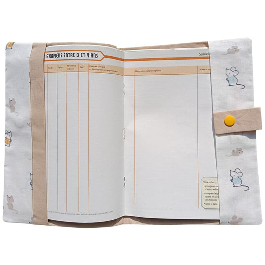 Protège carnet de santé personnalisable souris beige Les p'tites cousettes d'Ophélie